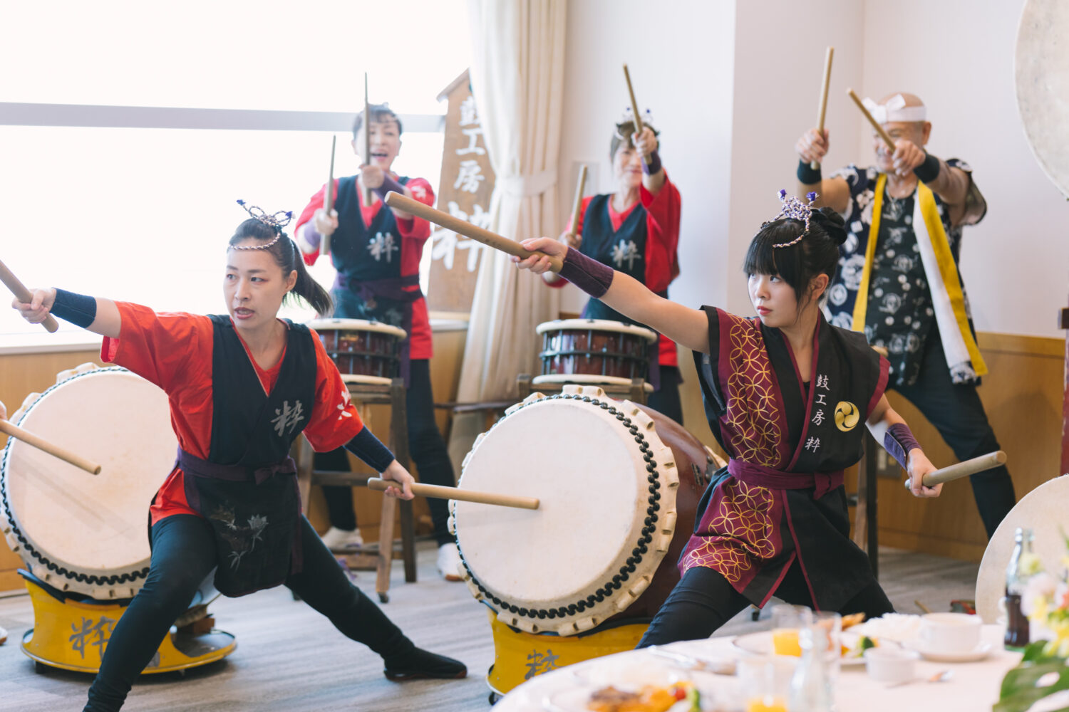 おふたりのご要望により披露宴のお時間にて和太鼓を演奏！
迫力と感動が伝わる息をのむような演奏でした。
